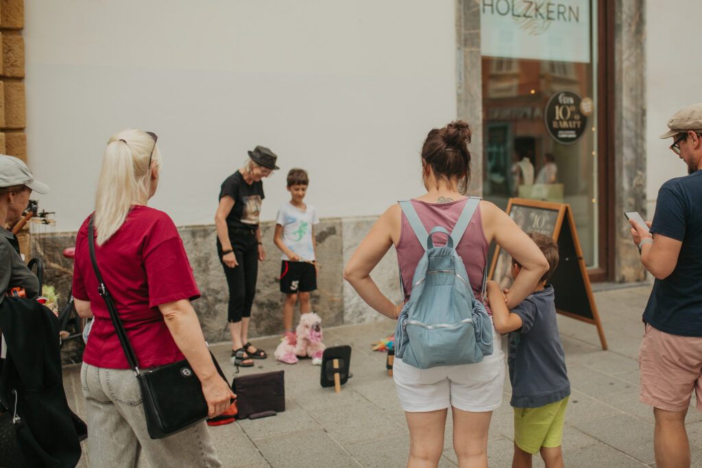Straßenkünstlerin vor Publikum
